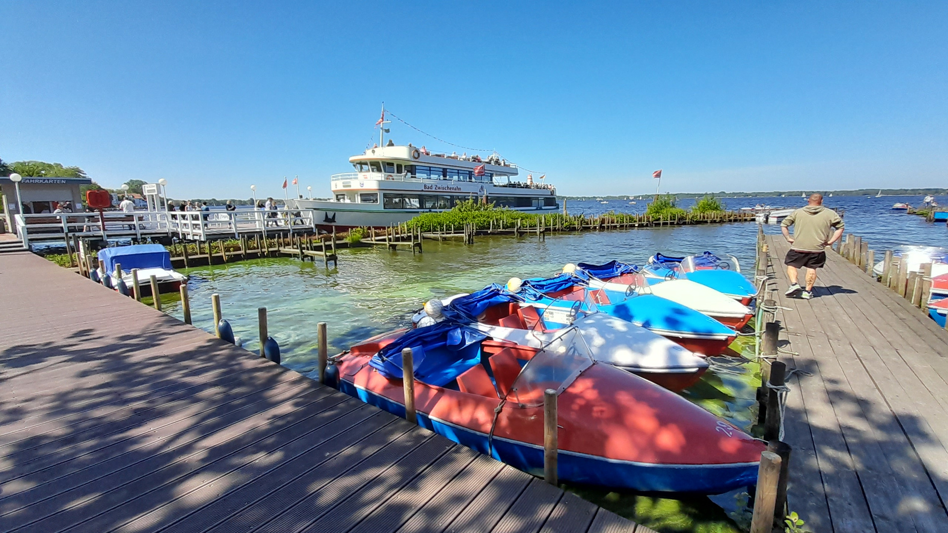 Bad Zwischenahn - Morgen geht`s mit diesem Schiff im Hintergrund ...