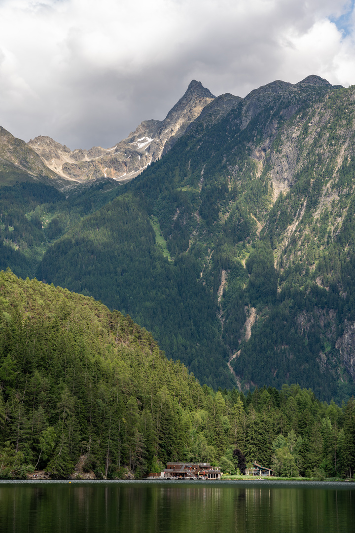 Badeanstalt mit Bergkulisse