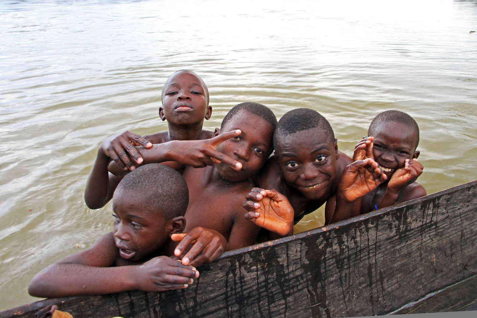 Badefreuden am Sangha-Fluss bei Bomassa, Republik Kongo