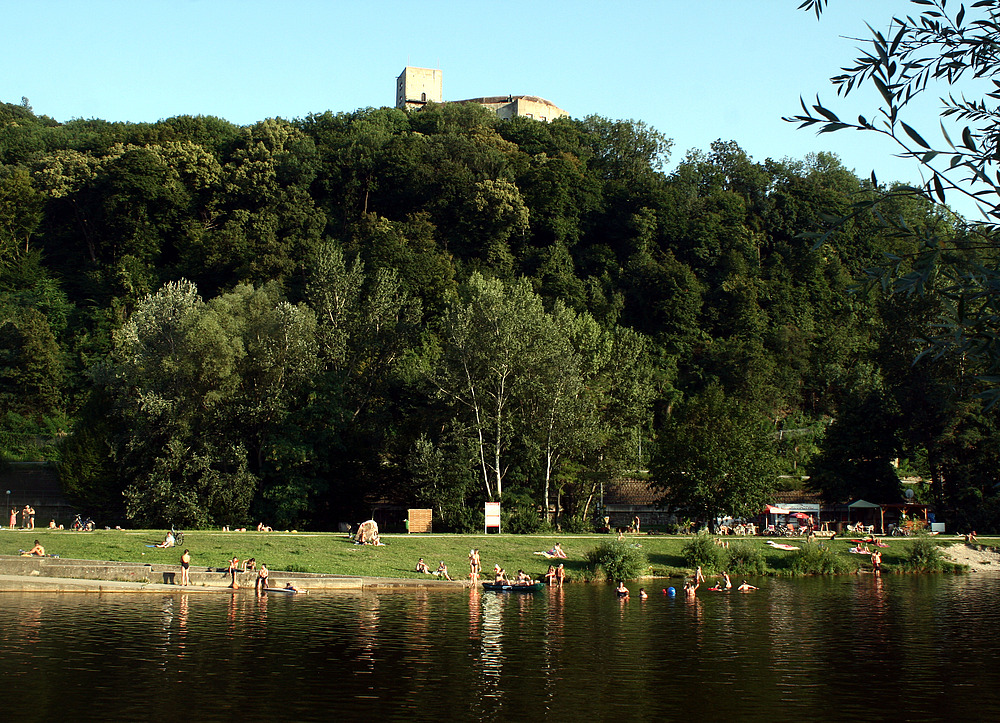 Badefreuden unter der Burg