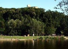 Badefreuden unter der Burg