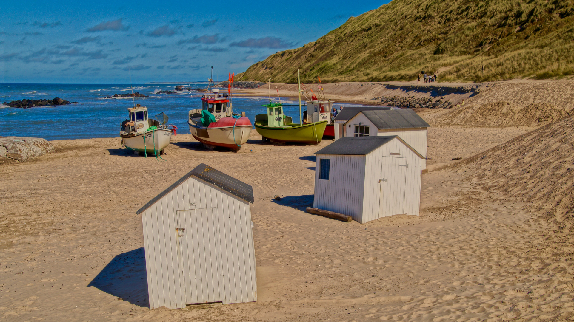  Badehäuschen und Schiffe zieren den  Strand von Lønstrup 