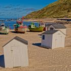  Badehäuschen und Schiffe zieren den  Strand von Lønstrup 