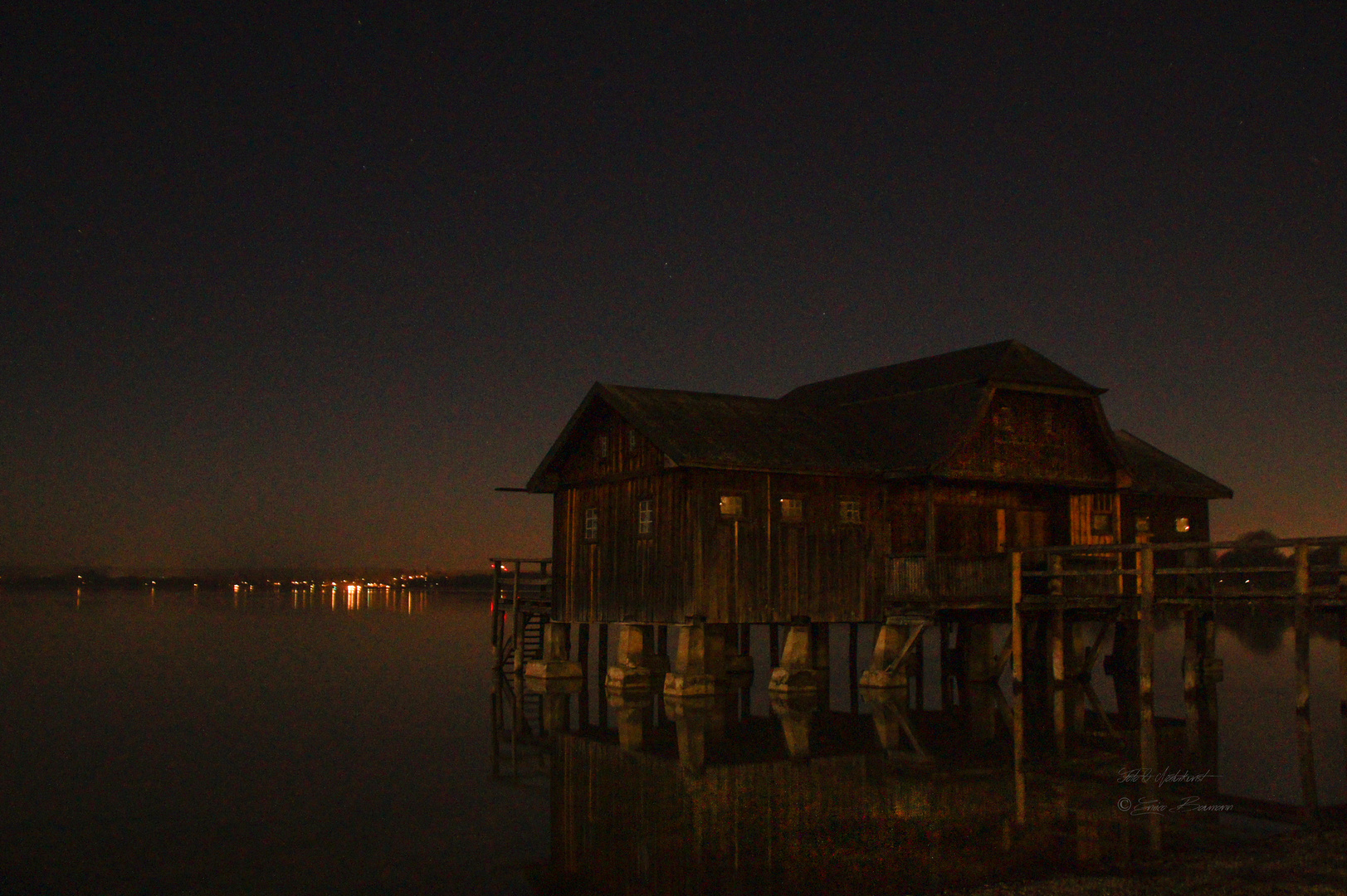 Badehäuser nachts in Stegen am Ammersee