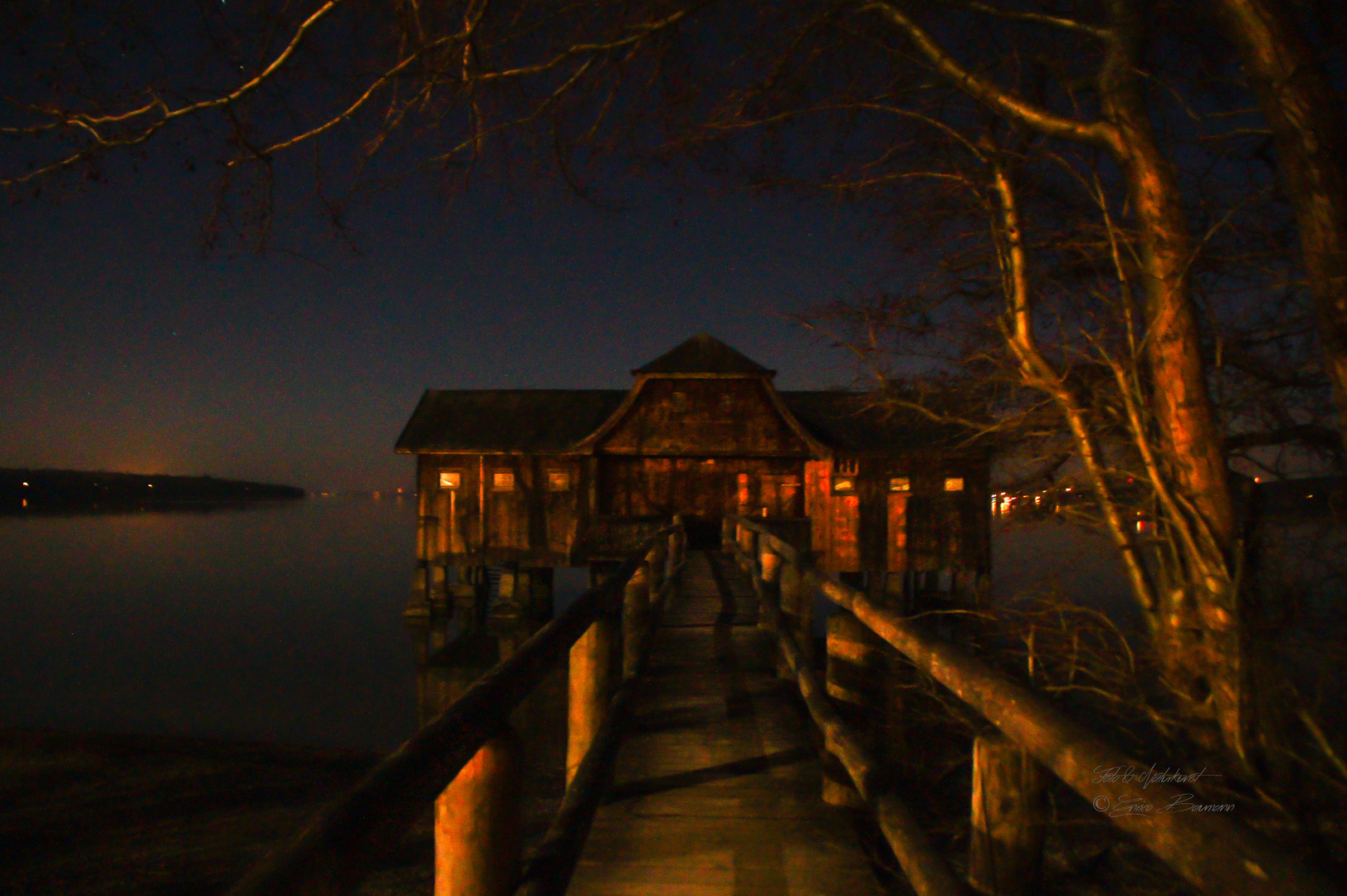 Badehäuser nachts in Stegen am Ammersee