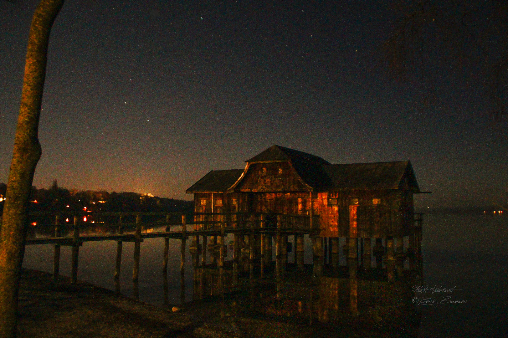 Badehäuser nachts in Stegen am Ammersee