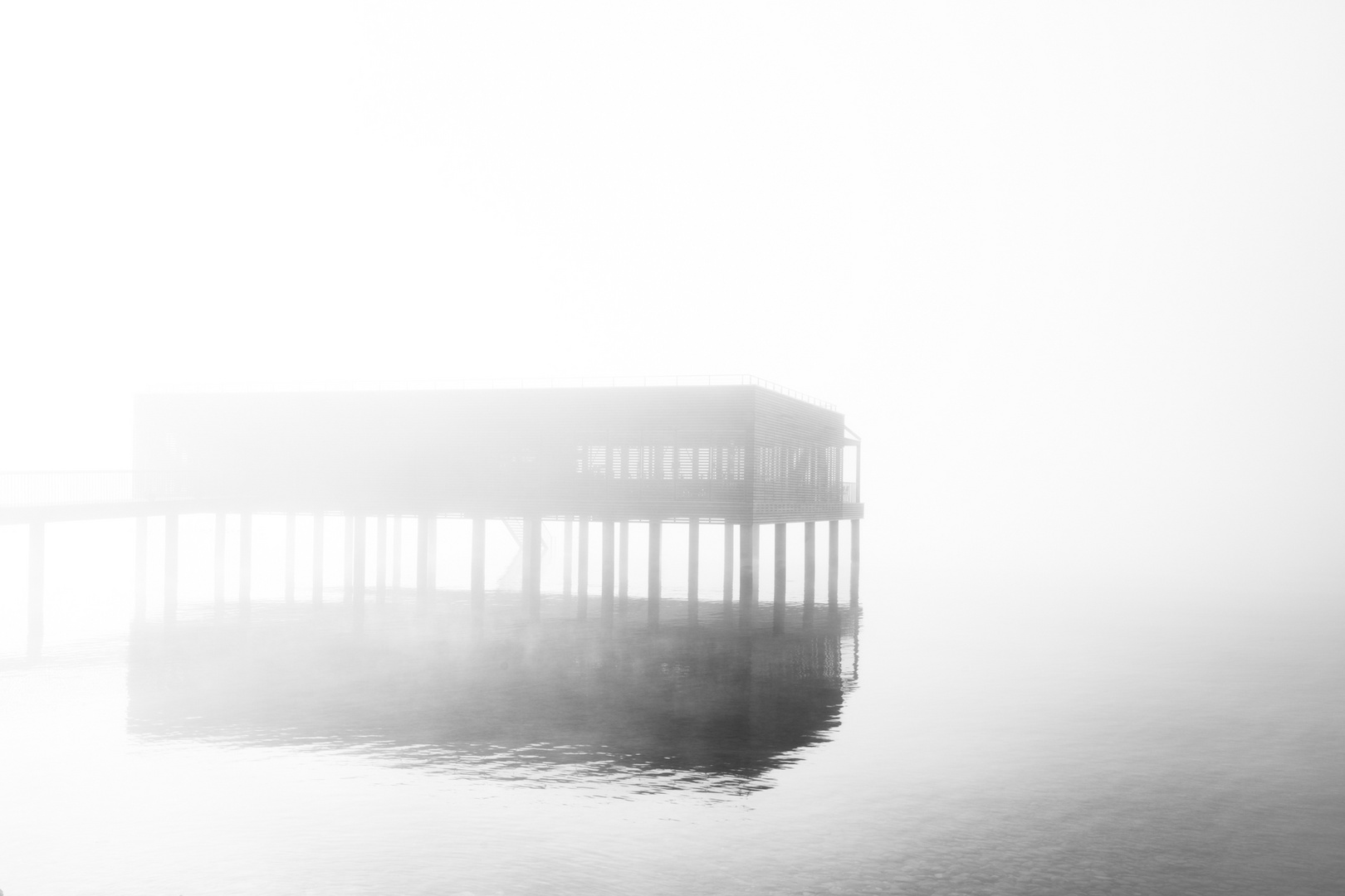 Badehaus am Bodensee im Nebel