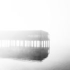 Badehaus am Bodensee im Nebel