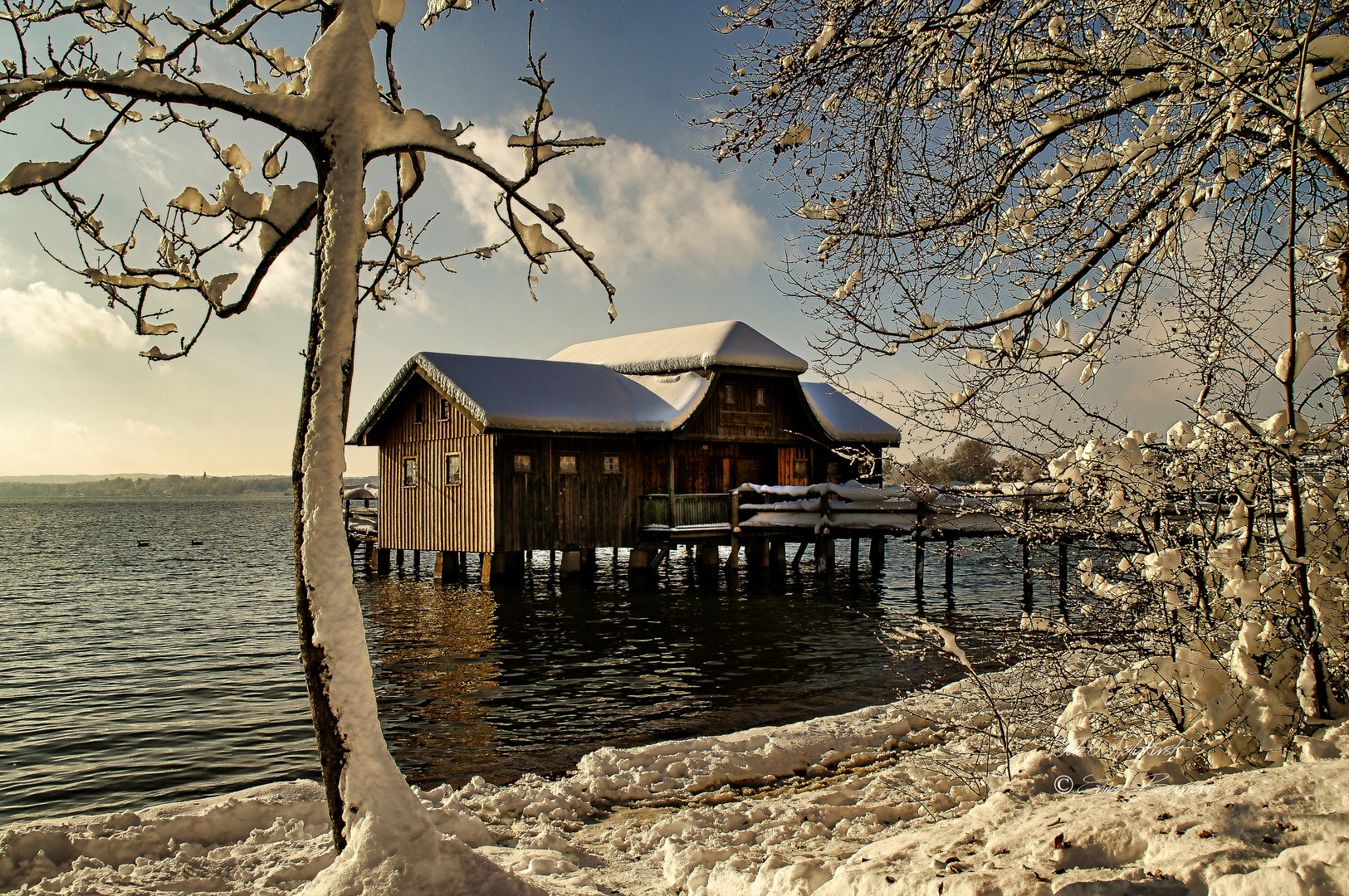 Badehaus im Winter am Ammersee