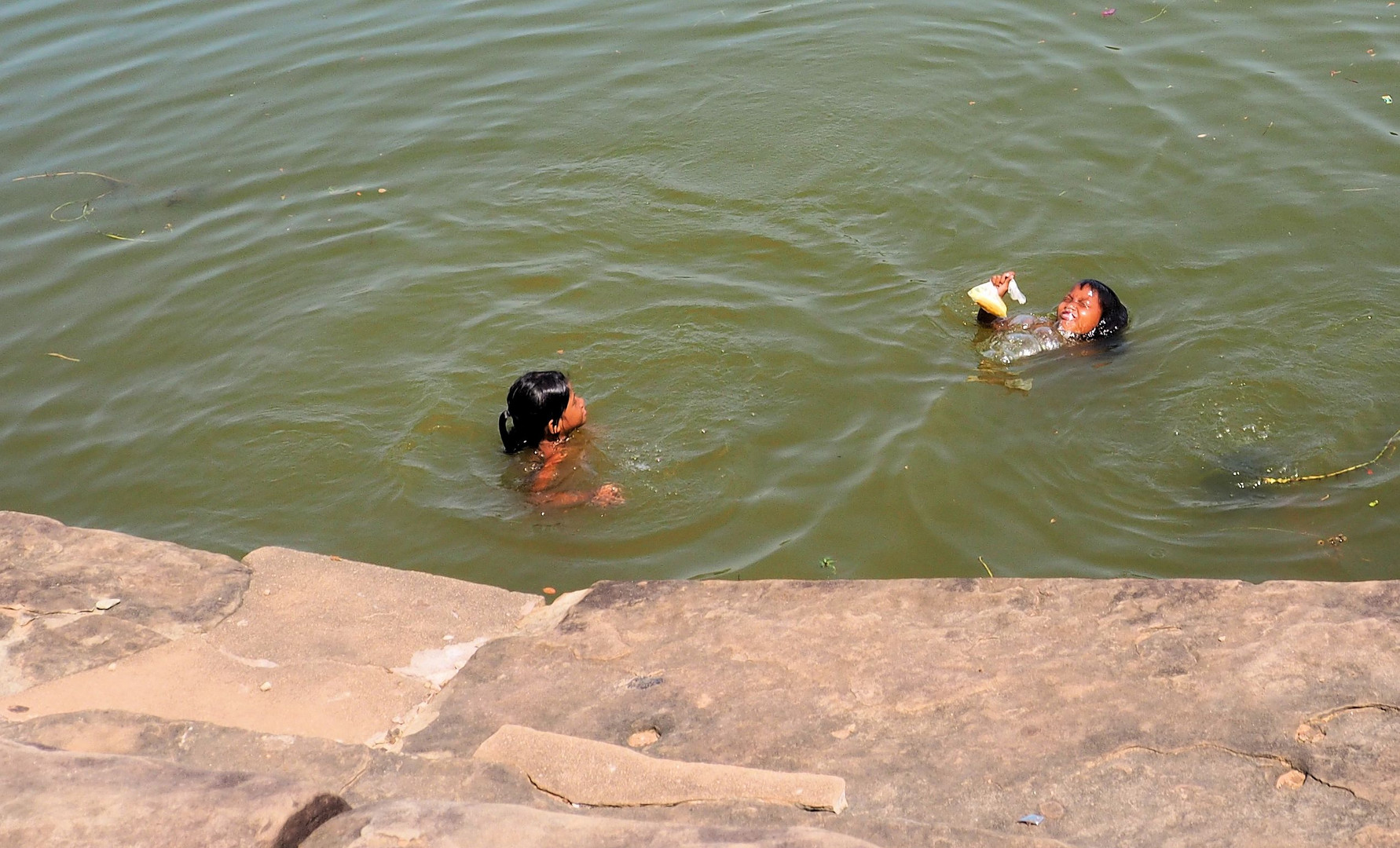 Baden im Graben von Angkor...