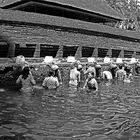 Baden im heiligen Wasser von Titra Empul