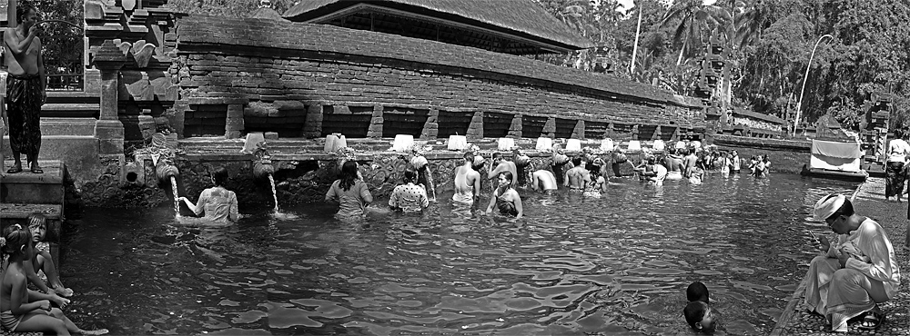 Baden im heiligen Wasser von Titra Empul