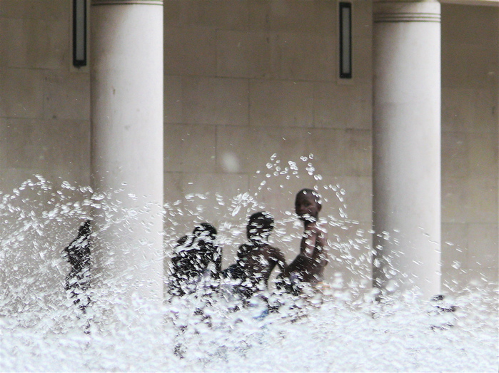 baden im springbrunnen | paris