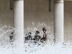 baden im springbrunnen | paris