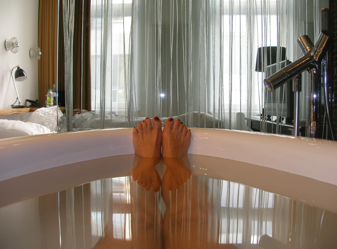 Baden In Der Badewanne Foto Bild Experimente Gespiegelt Spezial Bilder Auf Fotocommunity