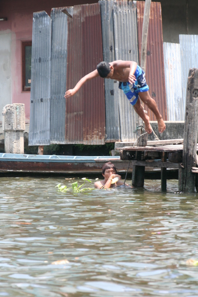 Baden in einem Kanal in Bangkok