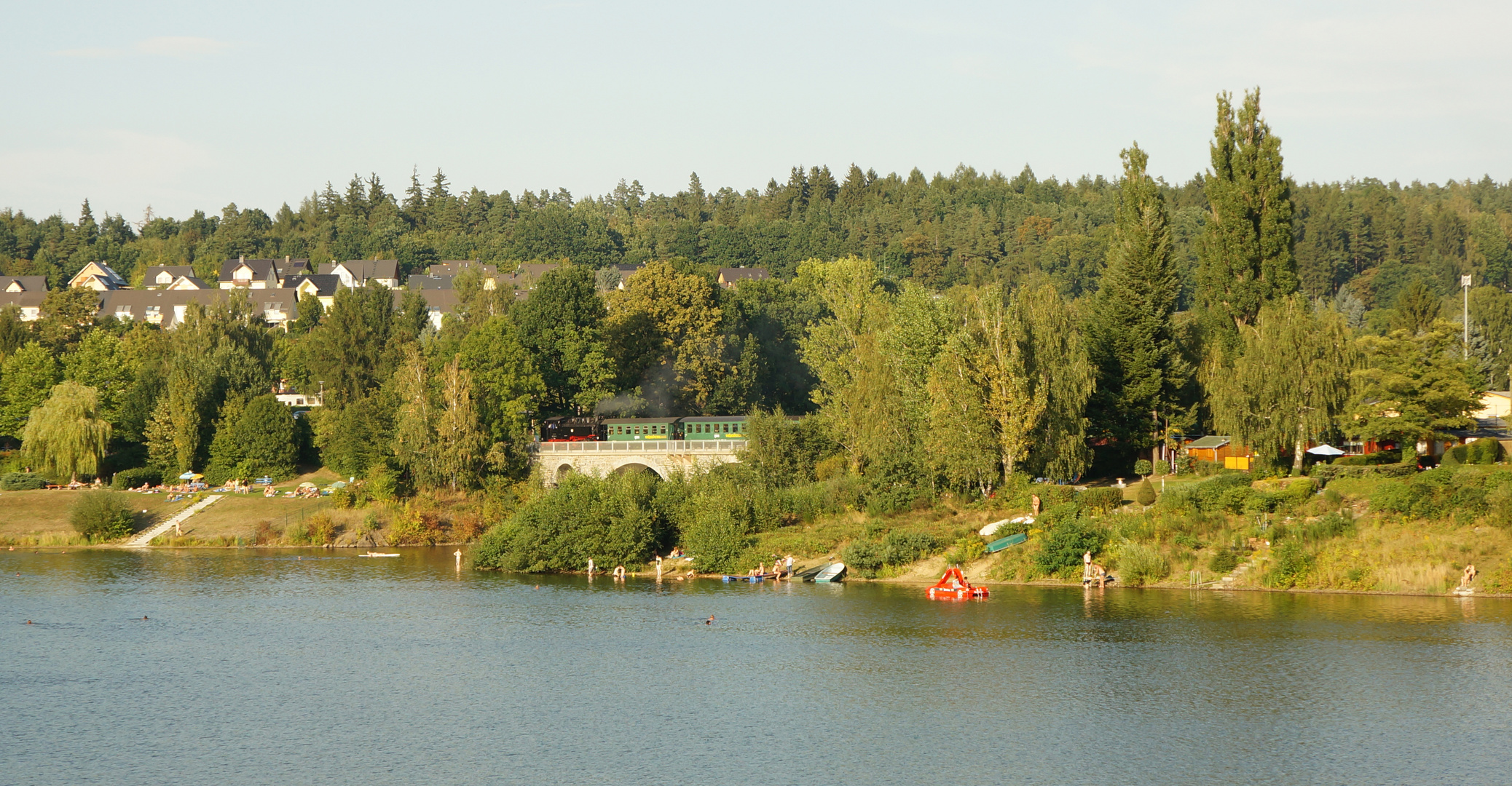 Baden mit Blick auf die Schmalspurbahn