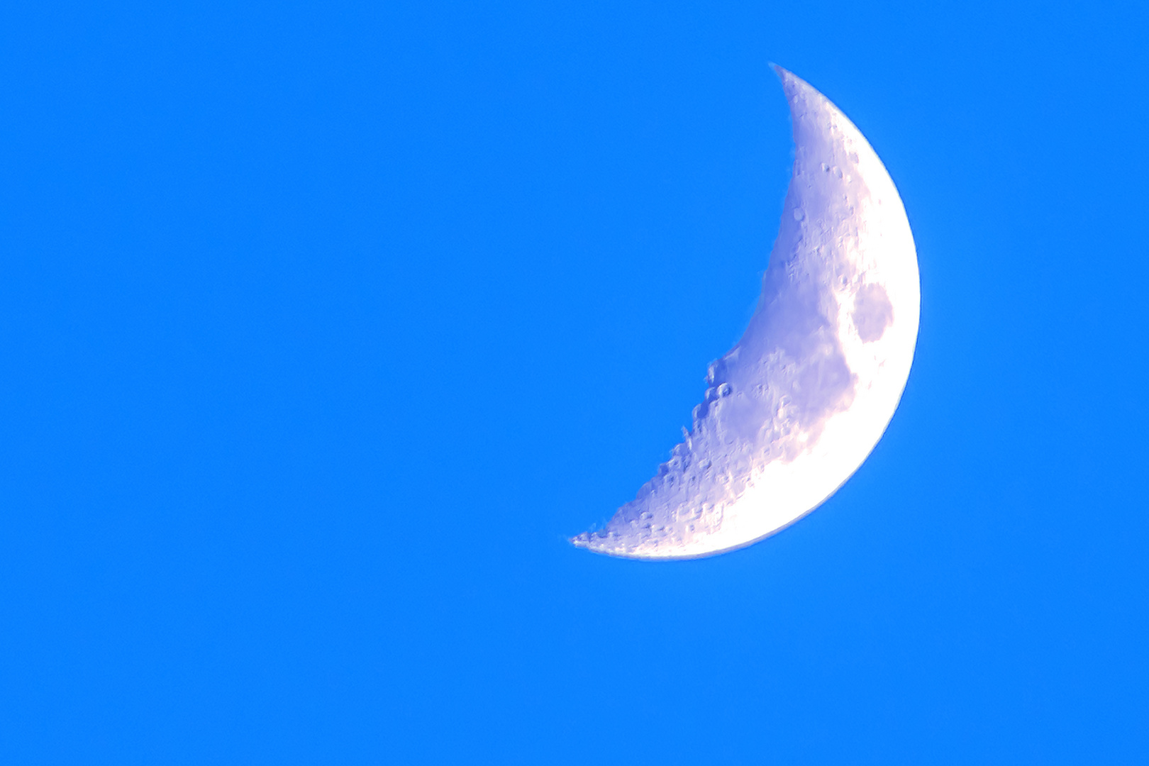 BADEN-WÜRTTEMBERG : DER MOND AM NACHMITTAG ÜBER FRIEDRICHSHAFEN