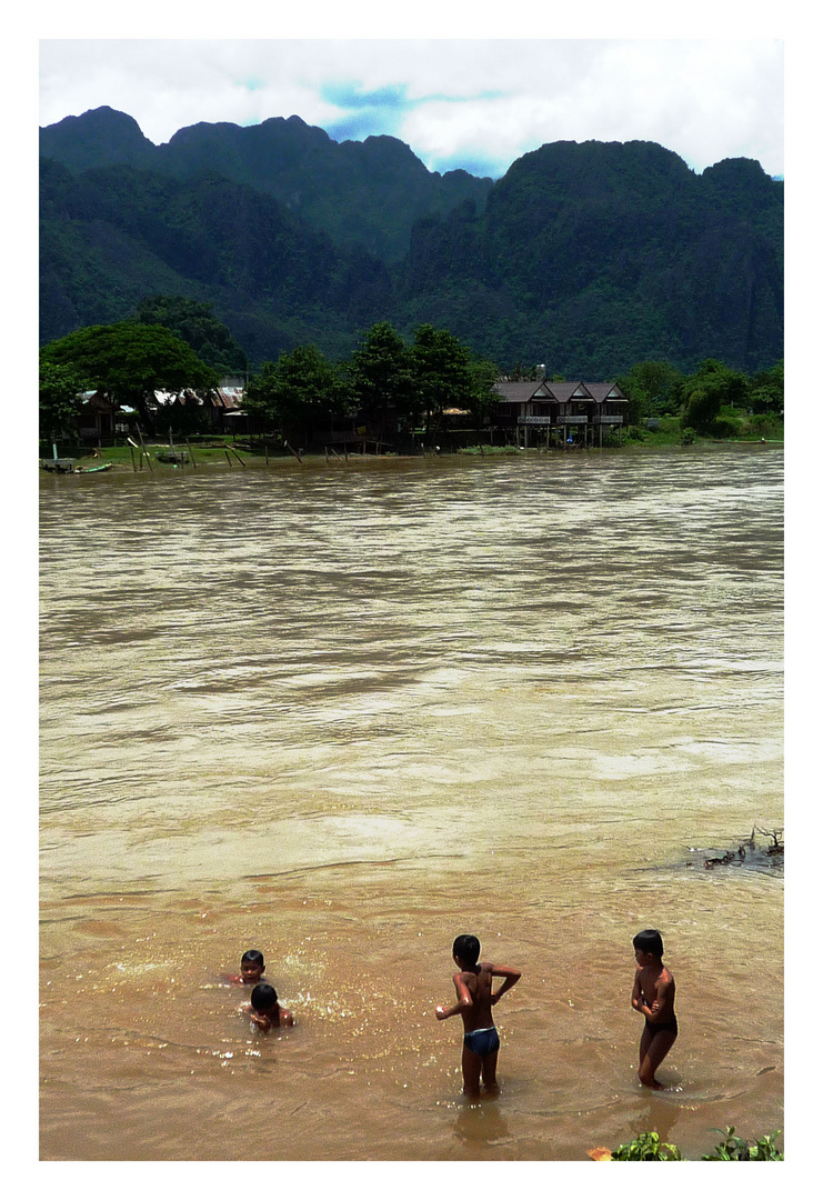 Badende Kinder am Mekong