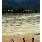 Badende Kinder am Mekong