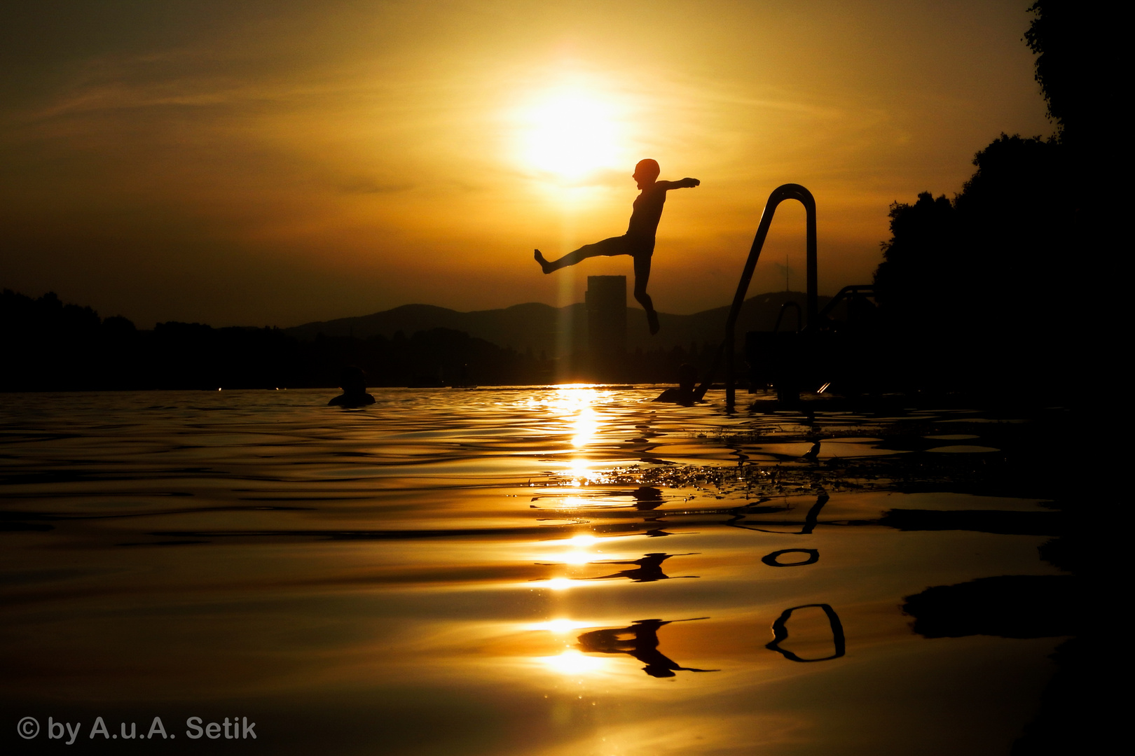 Badende Kinder bei Sonnenuntergang