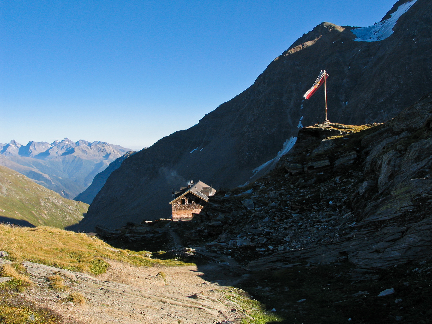 Badener Hütte im letzten Sonnenlicht