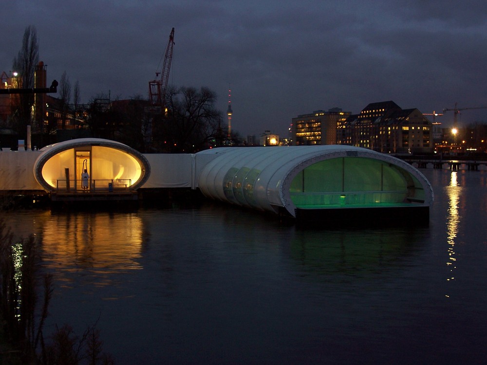 Badeschiff im Abend