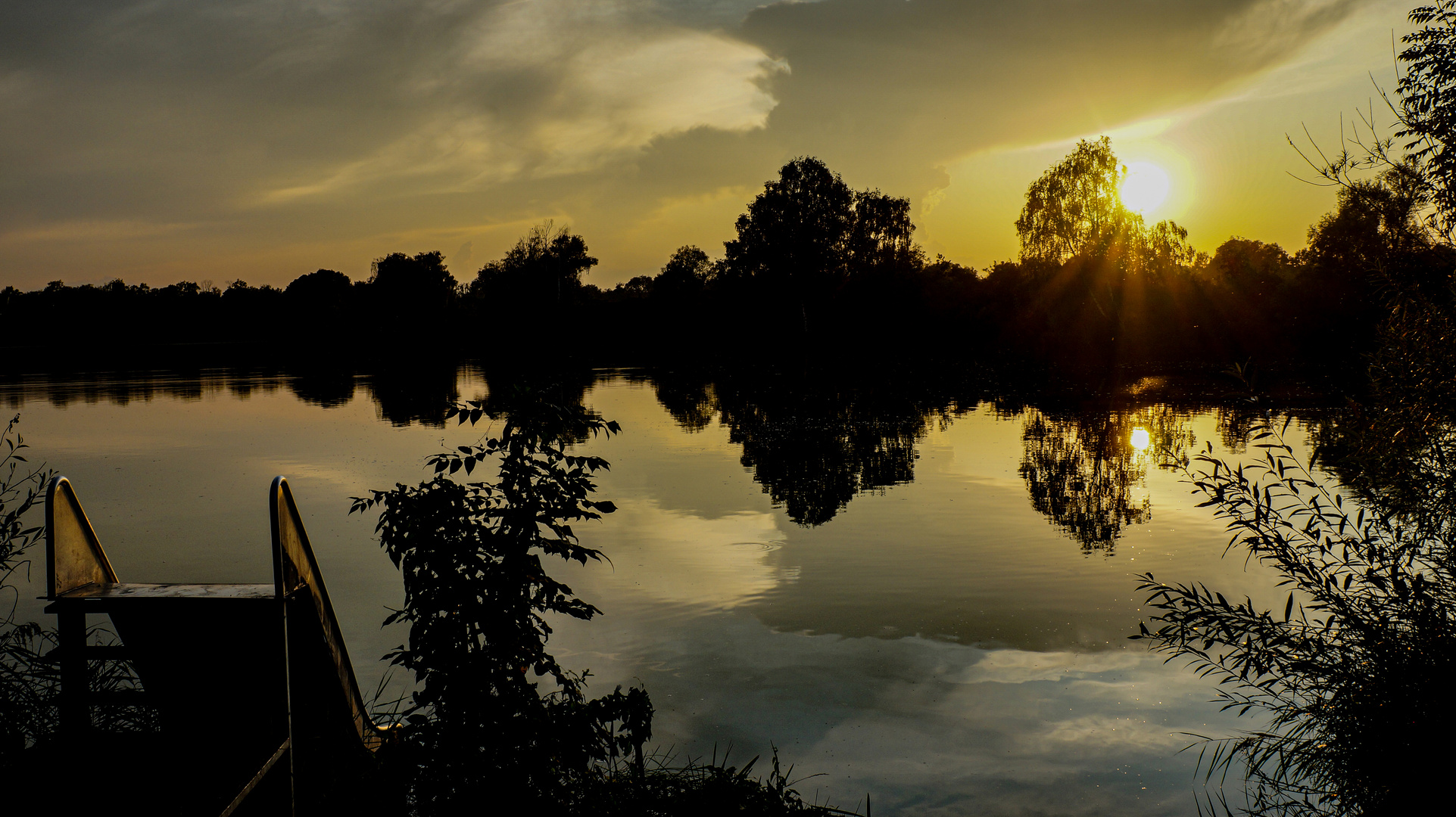 Badesee im Abendlicht