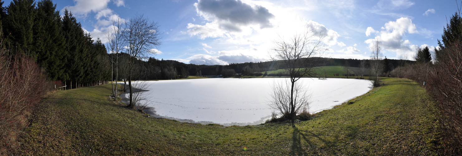 Badesee Pramet (OÖ) schneebedeckt