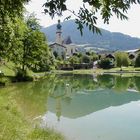 Badesee und Kirche in Reith im Alpbachtal in Tirol