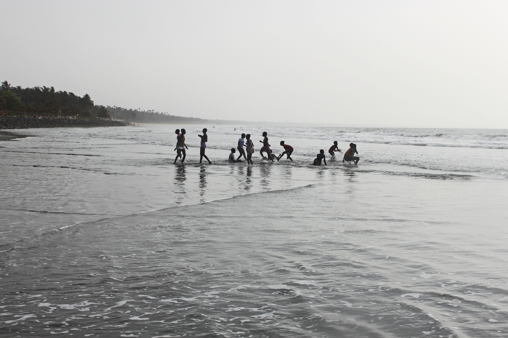 Badespass am Senegambia beach in Banjul