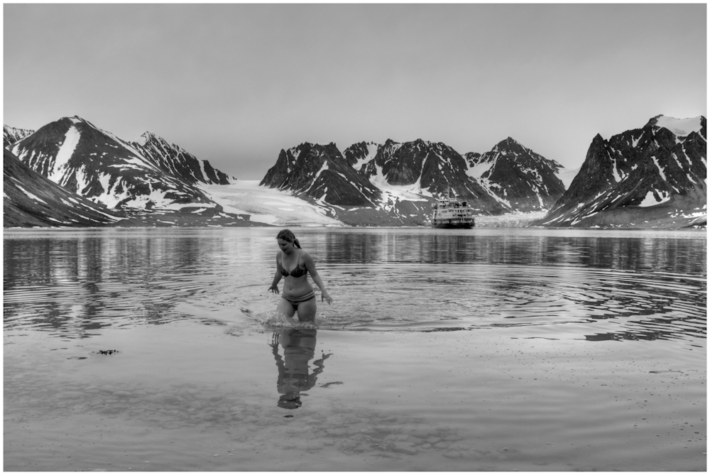 Badespass in Magdalenen Fjord.