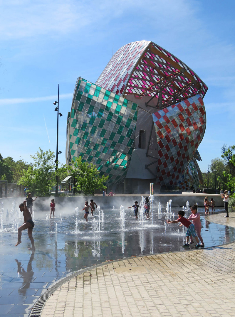 Badespass vor der Fondation Louis Vuitton (Paris)