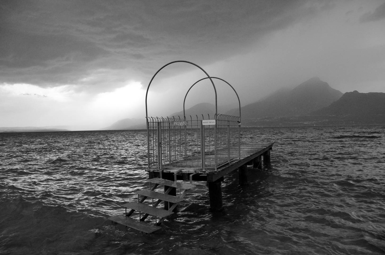 Badesteg am Gardasee ( Italien ) vor anrollendem Unwetter !!!