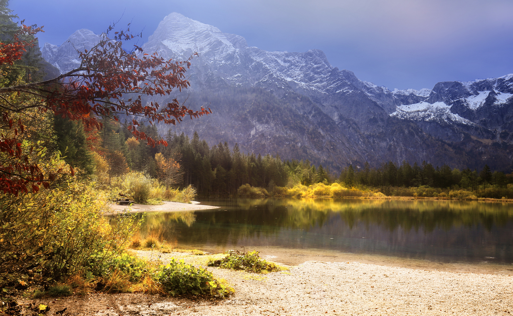 Badestrand am Almsee im Herbst