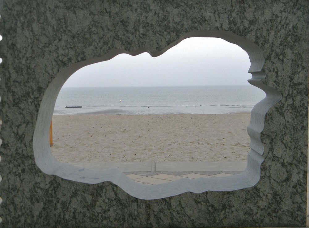 Badestrand durch den Inselumriß Föhr