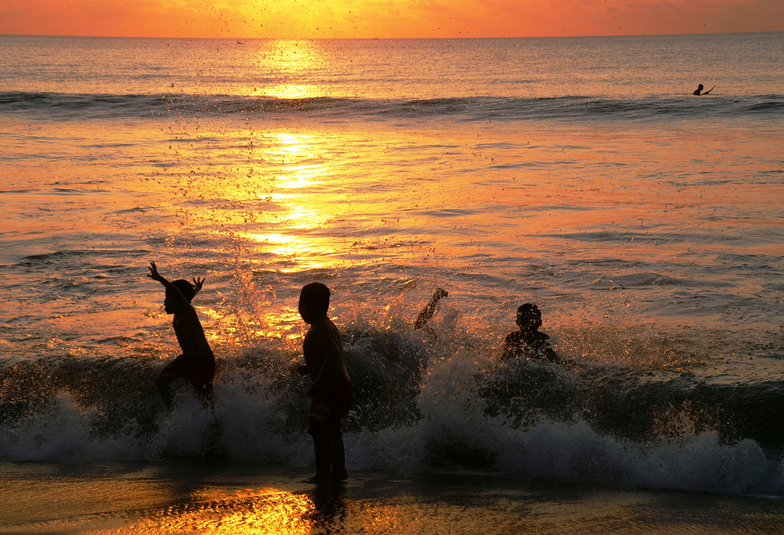 Badevergnügen während des Sonnenuntergangs