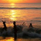 Badevergnügen während des Sonnenuntergangs