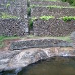 Badewanne am Fuss von Weinterrassen und 300 m hoch Wasserfall