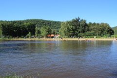 Badeweiher am Campingplatz in Baerenthal, Nordvogesen, Frankreich