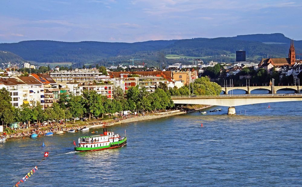 Badewetter an Basler Rheinbord