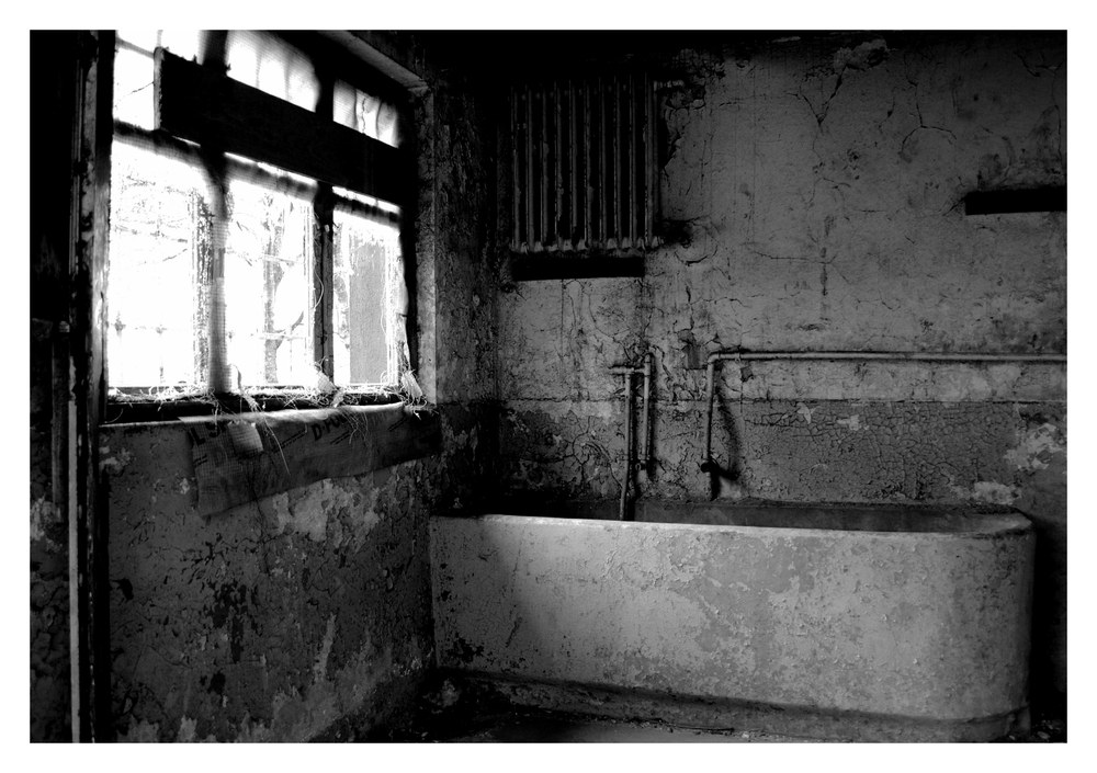 Badezimmer Foto & Bild | architektur, lost places, nicht bunt Bilder