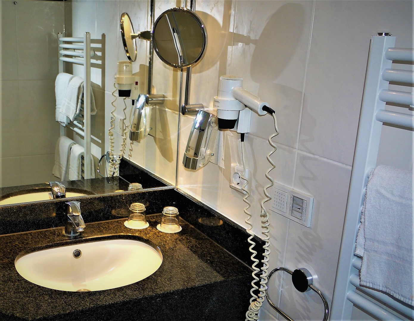 Badezimmer im Spiegelglanz Foto & Bild | experimente, projekte