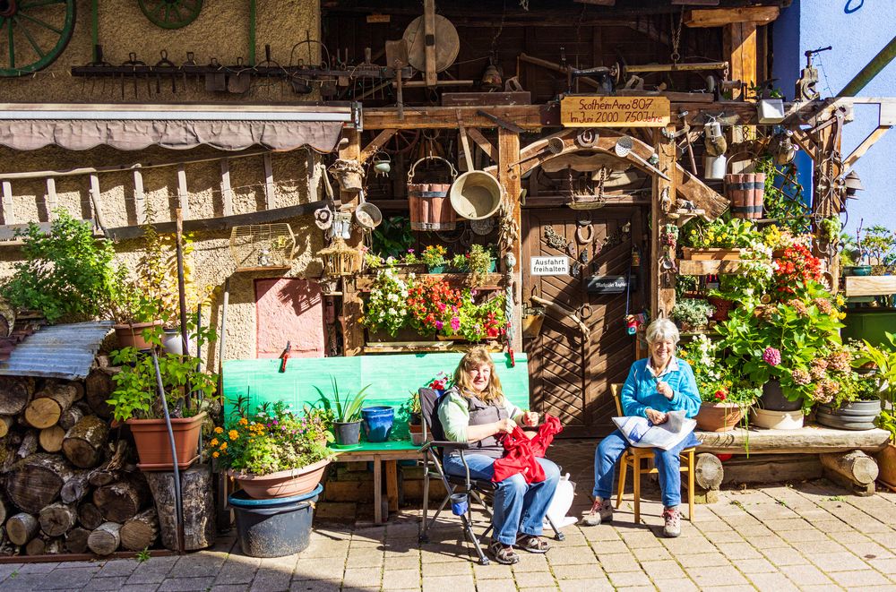 Badische Frauen beim Relaxen am Nachmittag in der Sonne