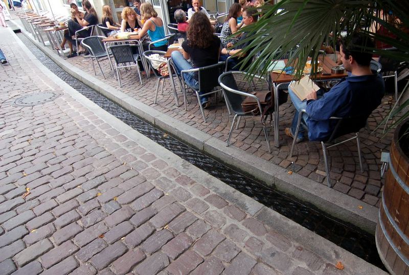 Bächle in Freiburg sind auch eine Freude für den Diagonalfotograför