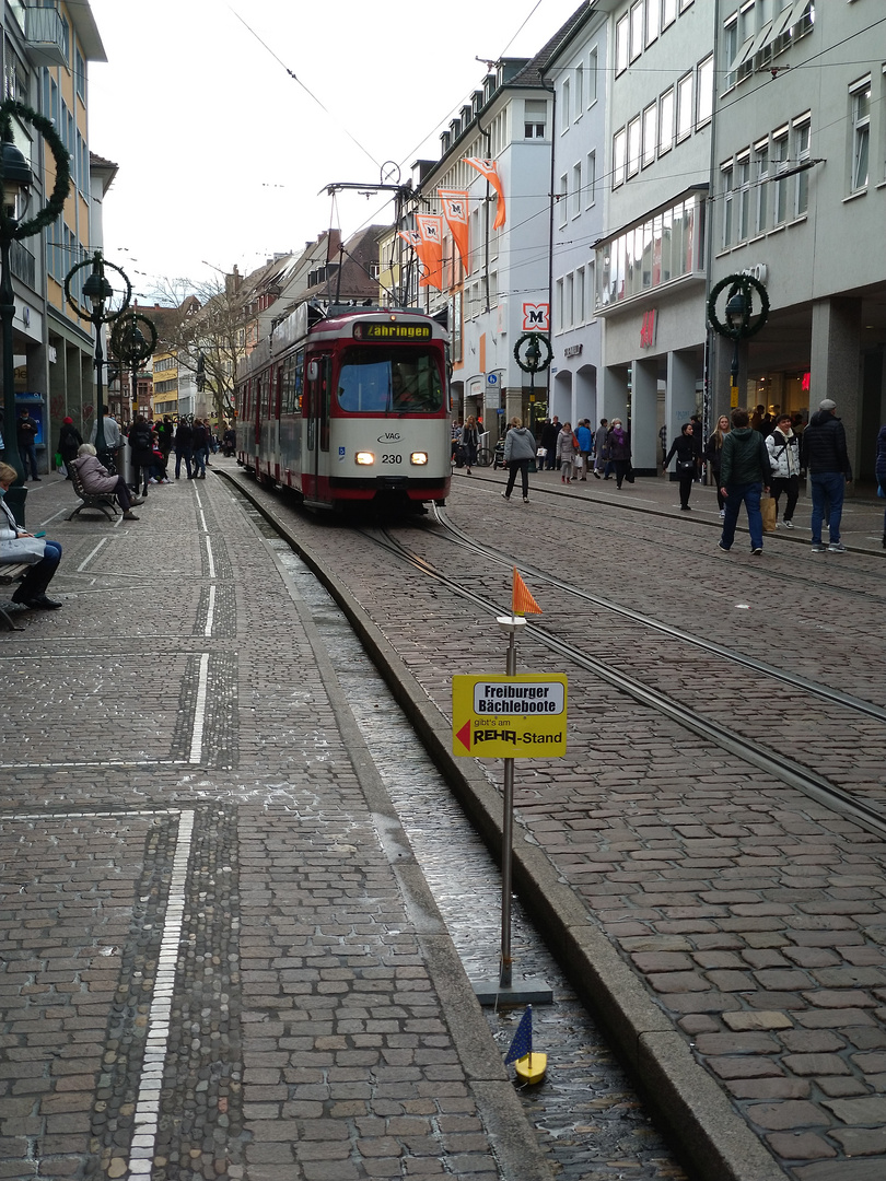 Bächleboote an der Bahn