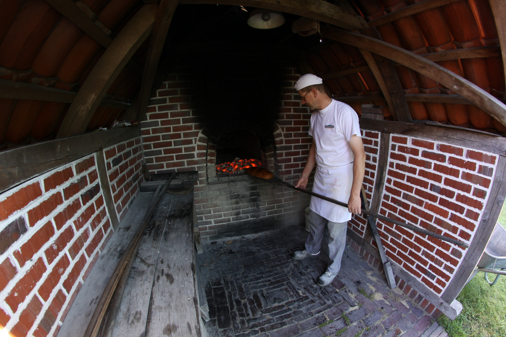 Bäcker mit altem Backofen in Ostfriesland