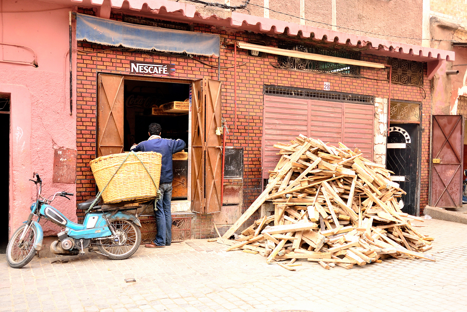 bäckerei in marokko mit brennholz vor der hütten