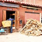 bäckerei in marokko mit brennholz vor der hütten