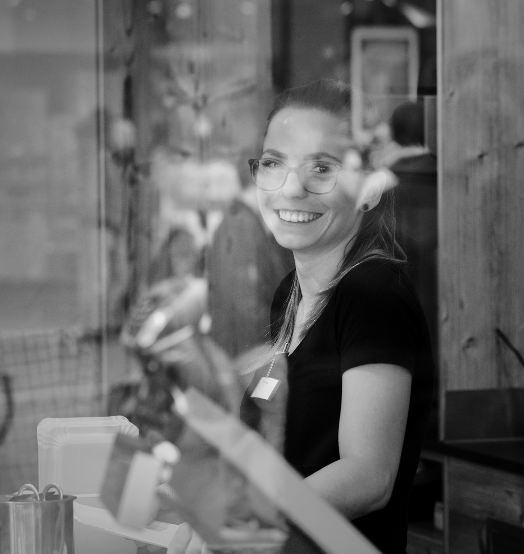 Bäckereifachverkäuferin,hinter Glas......